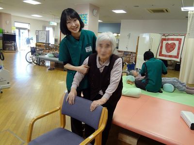 笑顔のスタッフと利用者がいる部屋