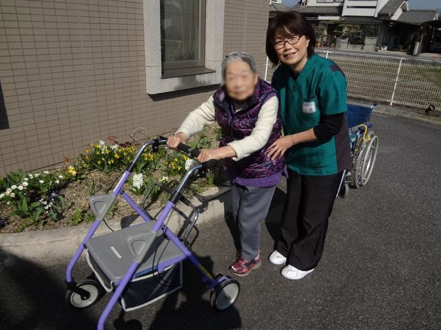 庭先で歩行練習をする場面 庭 穏やかな庭先で、スタッフが入居者の歩行を丁寧にサポートしています。リラックスした雰囲気の中で体を動かすことができます。