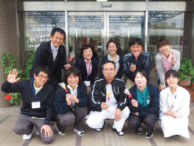 スタッフイメージ スタッフイメージ 笑顔のスタッフたちが前庭で和やかに集合しています。ステキな職場の一端が見えます。