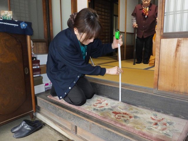 スタッフと利用者の和室 和室 和室のスロープ寸法を丁寧に測るスタッフの様子です。安心して利用できる環境を整えています。