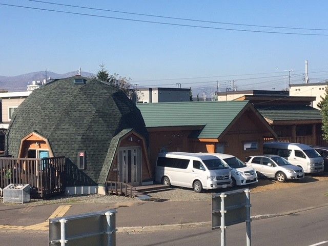 外観 外観   個性的な屋根形状の建物が並ぶ外観です。駐車スペースもあり、来訪しやすい印象です。