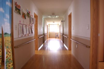 光差し込む廊下