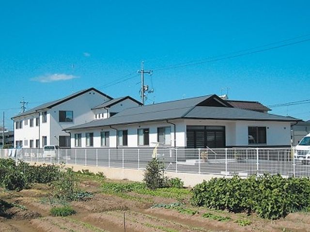 広々とした外観の建物 外観 青空の下に広がる建物は、周囲の自然環境と調和しており、穏やかな雰囲気を感じられます。