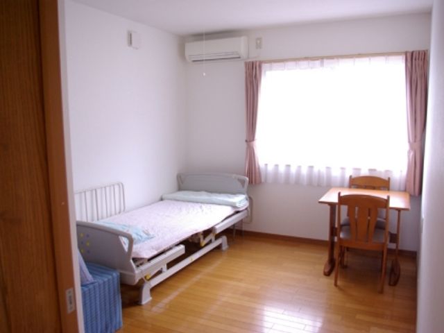日当たりの良い居室 居室 自然光が差し込む明るいお部屋です。ベッドわきには作業用の机が配置されています。