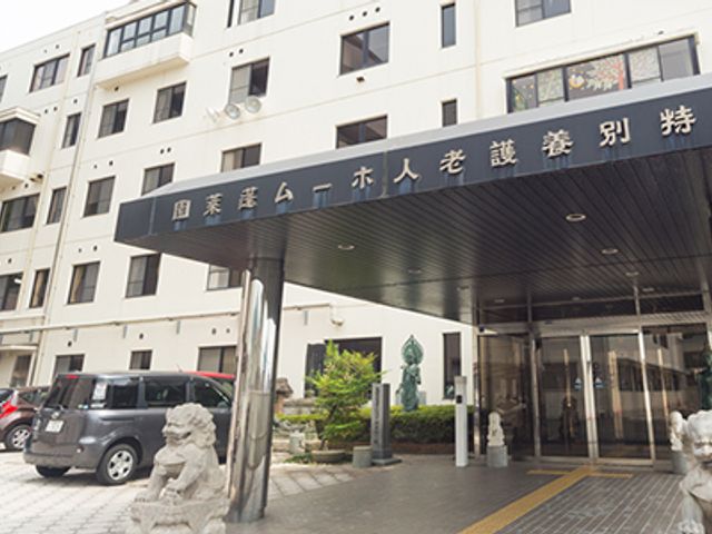 エントランス外観 エントランス 広いエントランスは、訪れる人々を暖かく迎え入れます。建物の前には車寄せがあり便利です。