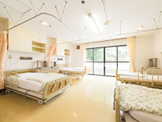 明るい居室 居室   広々とした居室です。自然光が差し込み、快適な空間が広がっています。