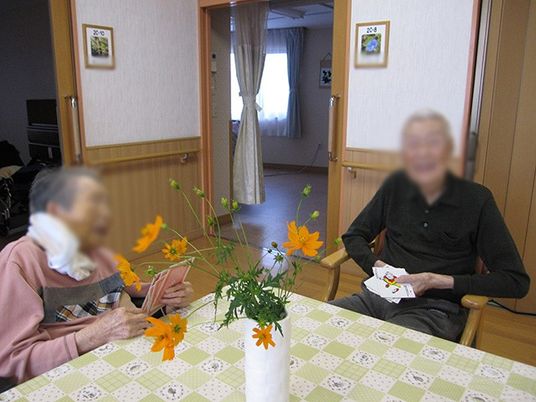 花の飾られたテーブルの居室