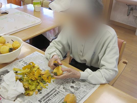 果物の皮むきをする様子