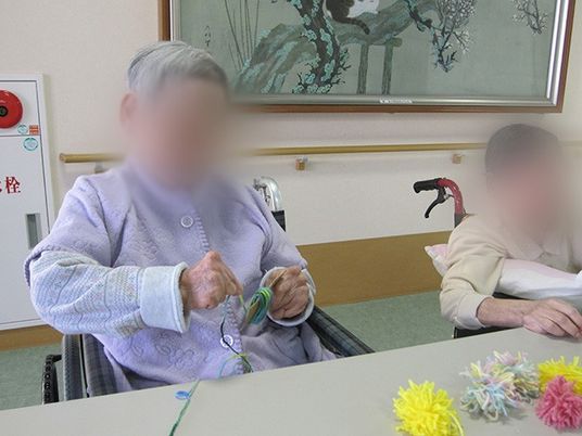 編み物をする人々の部屋