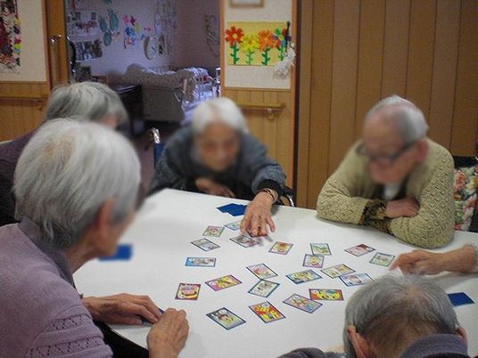 カードで遊ぶ人々のテーブル