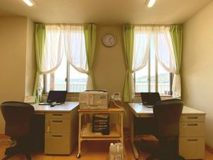 窓際の作業スペース  
