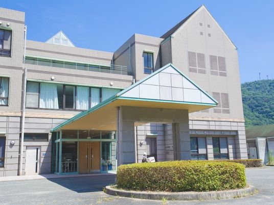 施設の正面玄関外観  