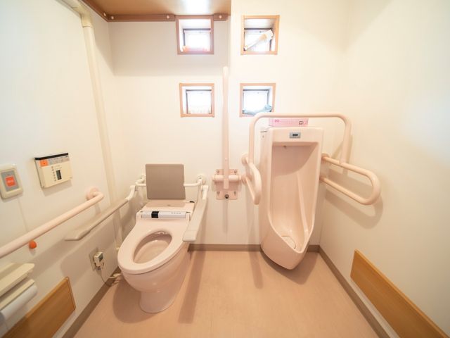 バリアフリーなトイレ空間 トイレ 手すりが充実した清潔なトイレです。安全かつ快適にお使いいただける設計となっており、職場環境にも配慮されています。