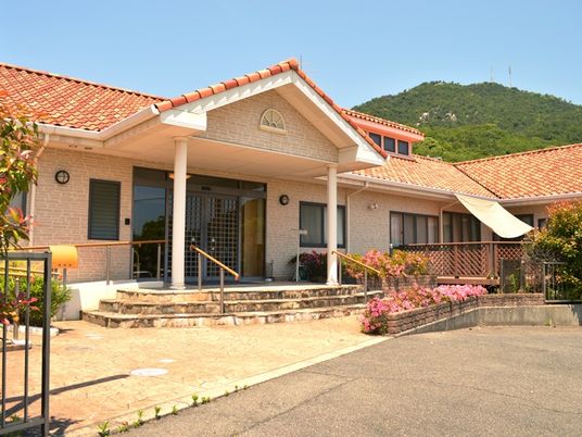 山並み前の施設外観  