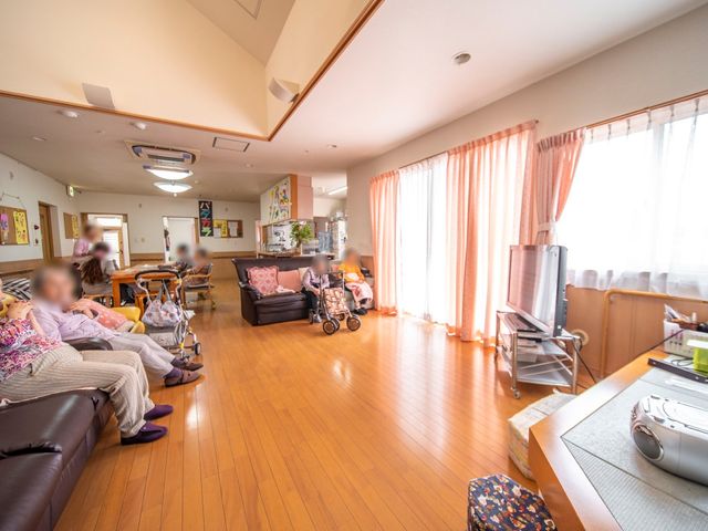 共有ラウンジの居心地の良さ リビング ゆったりとしたソファでのひとときをご利用者様が過ごされていて、明るく開放的な空間が確保されています。