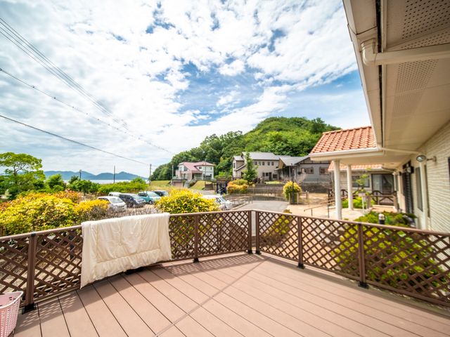 広い空と山の景色テラス テラス ゆったりしたテラスからは、自然に囲まれた爽やかな風を感じることができ、リフレッシュに最適な場所です。