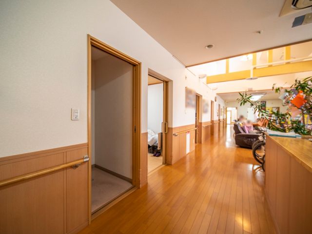 廊下とリラックスエリア 廊下 木のぬくもり感じる廊下には、利用者の憩いの場があります。明るく開放的な空間で、リラクゼーションを楽しめます。