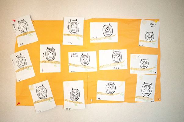 フクロウの絵がある掲示物