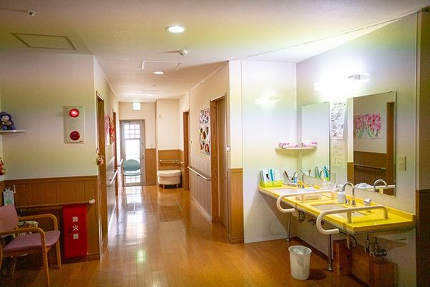 清潔な廊下と洗面台