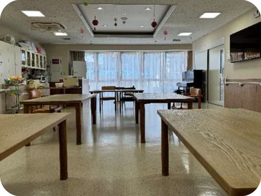 自然光あふれる食堂