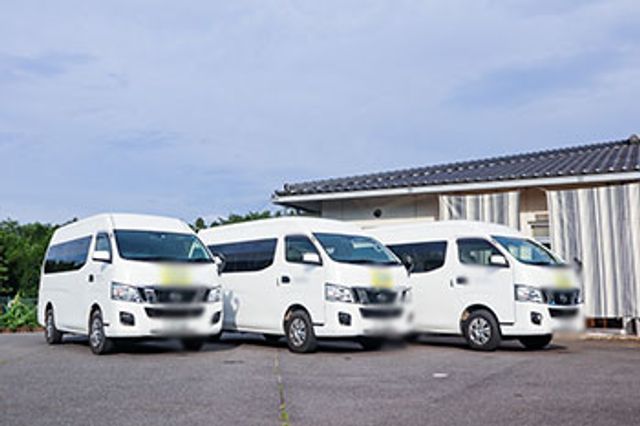 駐車された車両 外観 送迎用の車両が整然と並び、利用者の移動をサポートします。安心して通勤ができます。
