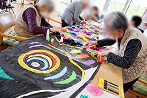 工作を楽しむ様子のラウンジ