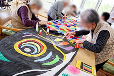 工作を楽しむ様子のラウンジ