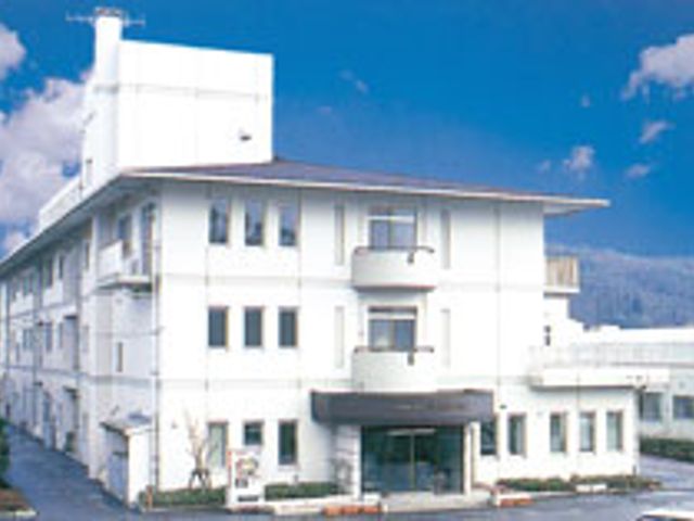 山に囲まれた建物 外観 山に囲まれた立地が特徴の建物です。外観は白を基調としており、落ち着いた雰囲気があります。