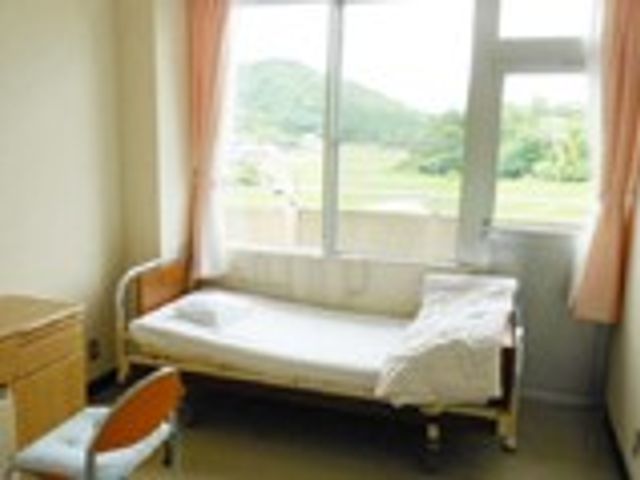 明るい部屋の居室 居室 窓から自然光が差し込む居室です。穏やかな環境で、心地よい時間を過ごせます。