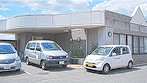 車が停まる建物の外観