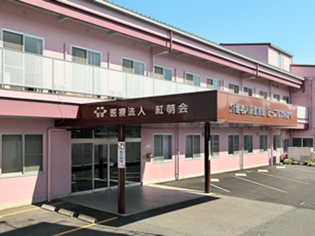 建物の外観 外観 落ち着いた色合いの建物で、エントランスが広く設計されています。訪問者の出入りがスムーズです。