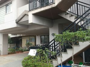 外階段のある建物外観  