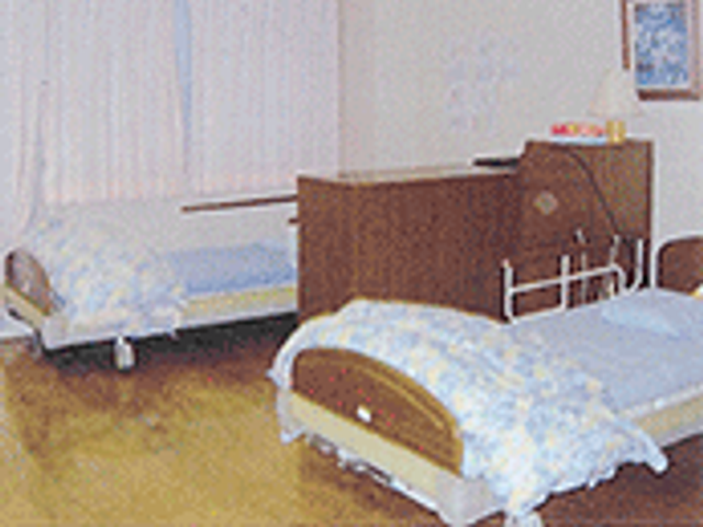 静かな雰囲気の居室 居室 二つのベッドが並ぶ落ち着いた空間です。日当たりの良い窓から柔らかな光が差し込みます。