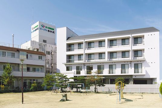 広々とした建物外観