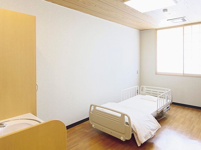 自然光が入る居室 居室   広々とした居室では、明るい自然光が差し込みます。快適な生活空間を提供いたします。