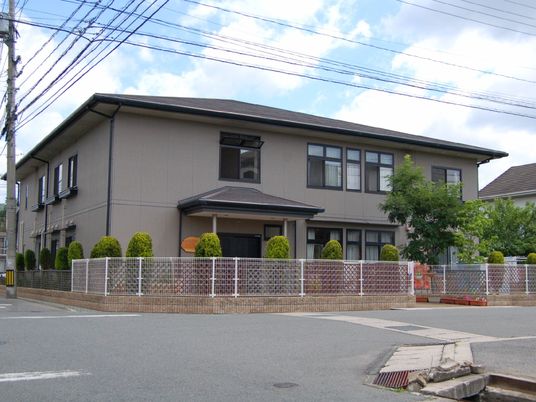 落ち着いた色合いの建物