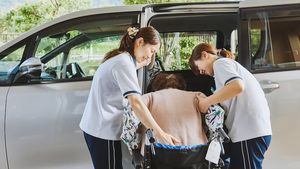 車椅子のサポートをする様子