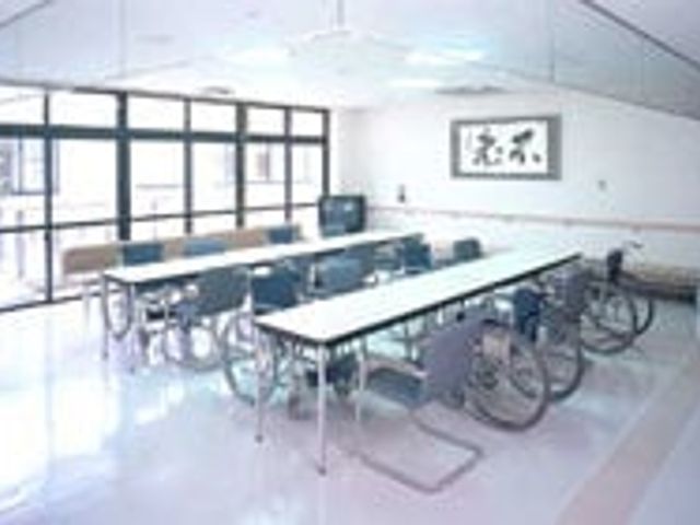 自然光の入る食堂 食堂 自然光が差し込む広々とした食堂です。車椅子でも利用しやすい設計になっています。