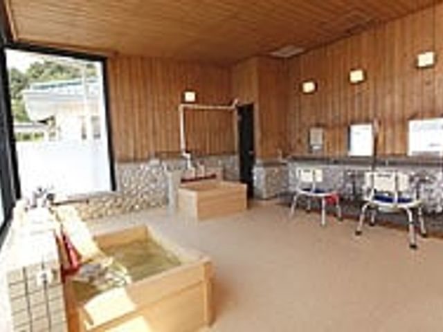 自然光が入る浴室 浴室 広々とした明るい空間の浴室です。快適に利用できる設備が整っています。