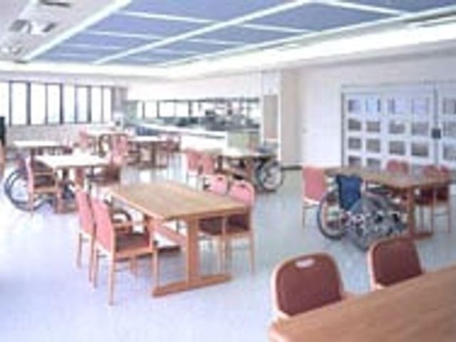 自然光が入る食堂 食堂 広々とした明るいスペースで、車椅子でも利用しやすい設計です。快適な環境でお仕事ができます。