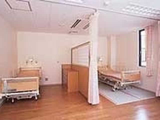 落ち着いた雰囲気の居室 居室 2つのベッドが置かれた静かな空間です。自然光が入り、快適な休息をサポートします。