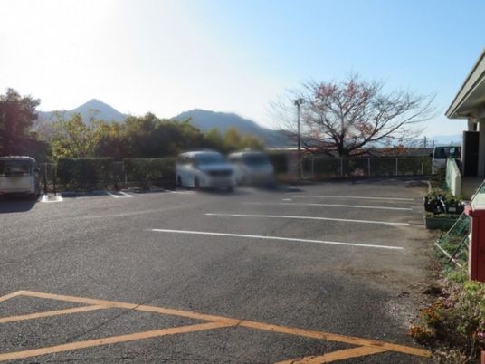 建物前の駐車場  