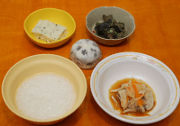 料理が並ぶ食堂