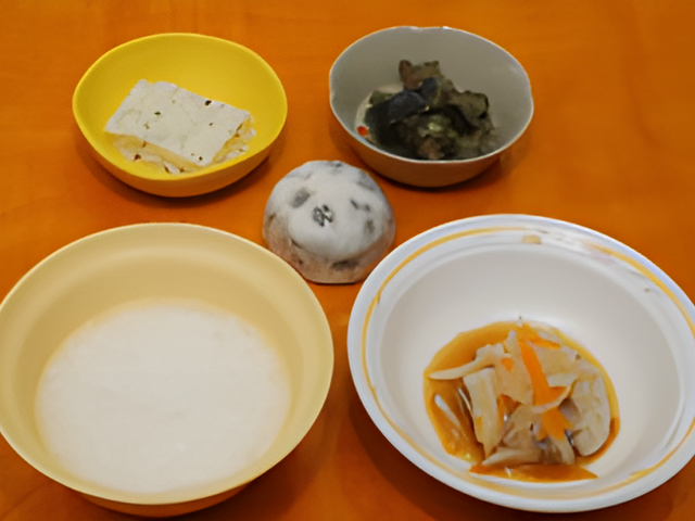 料理が並ぶ食堂 食堂 バランスの取れた美味しいお食事を提供しています。地域の味も楽しめますのでご安心ください。