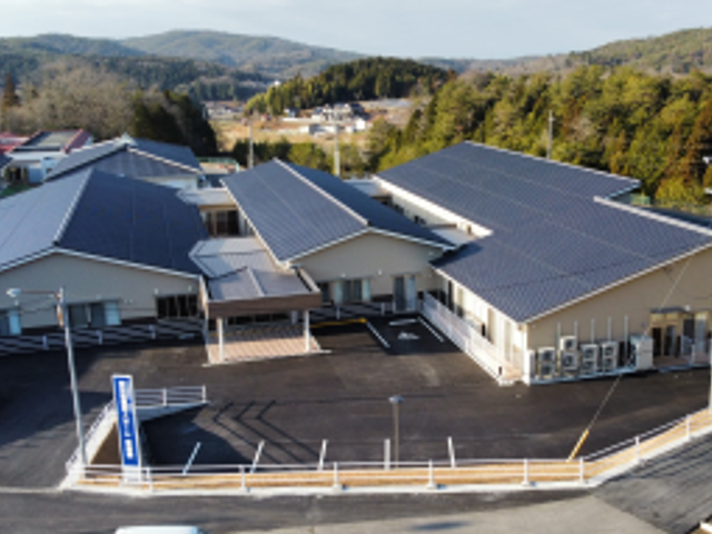 広大な施設の外観 外観 山々に囲まれた広々とした建物は、地域の自然を感じられる環境に位置しています。