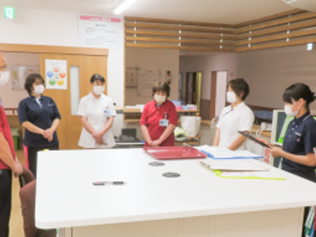 集まるスタッフの様子 スタッフイメージ スタッフが情報共有を行い、質の高いケアを提供できるように努めています。研修やミーティングを定期的に実施しています。