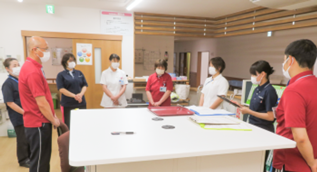 集まるスタッフの様子