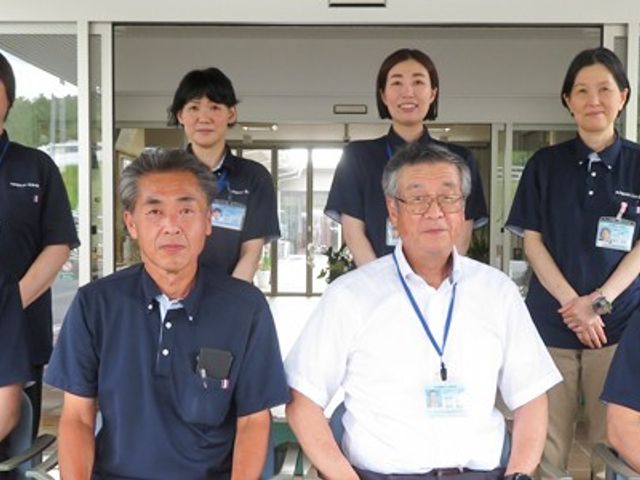 職員の集合写真 スタッフイメージ 笑顔のスタッフが集まる介護施設です。チームワークがしっかりしています。