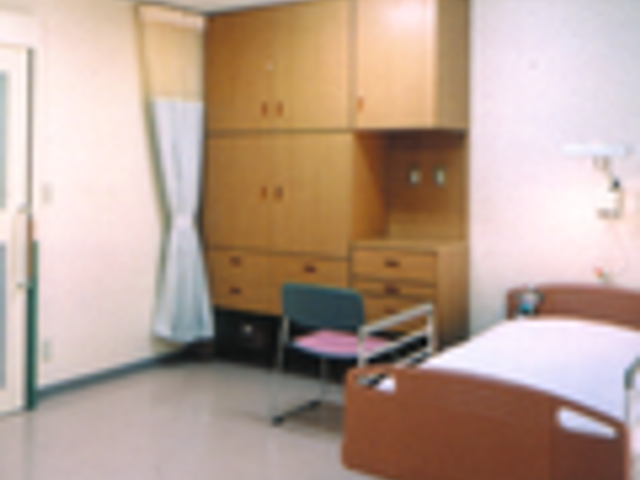 落ち着いた居室 居室 広々とした落ち着く空間で、快適な生活をサポートします。シンプルな家具が配置されています。
