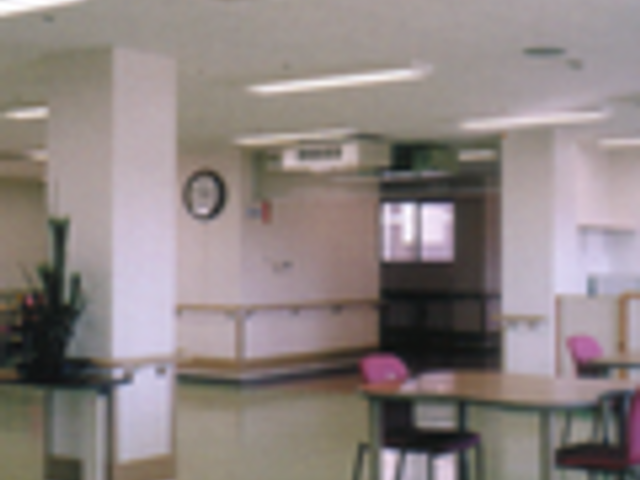 明るい広い空間の室内 リビング 広々とした明るいリビングでは、リラックスしたひとときを過ごすことができます。